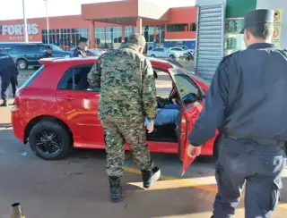 Dois homens são executados dentro de carro em pátio de posto na fronteira 