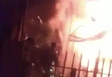 PMs e populares entram em casa em chamas e resgata idosa de 97 anos na noite de Ano Novo 