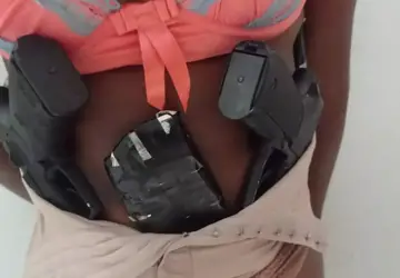 Mulher é presa em flagrante com armas e munições presas ao corpo