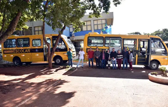 Com recursos próprio município adquire mais dois ônibus 0km para transporte escolar de Glória de Dourados. 