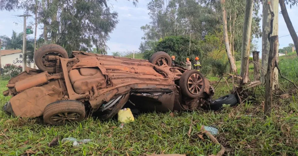 Homem morre após sair da pista, capotar e bater contra eucalipto na BR-376, em Fátima do Sul