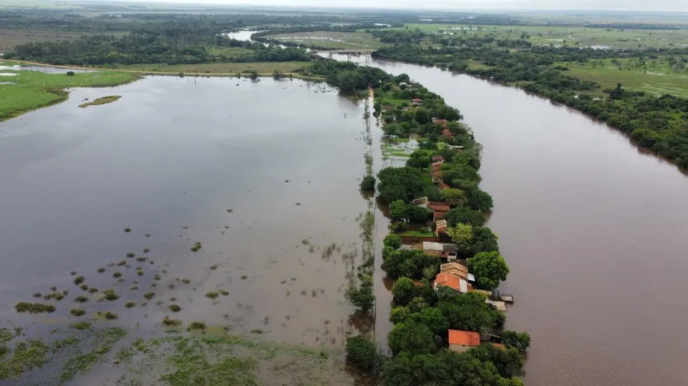 Imagens aéreas mostram áreas tomadas pela água na região do Rio Ivinhema
